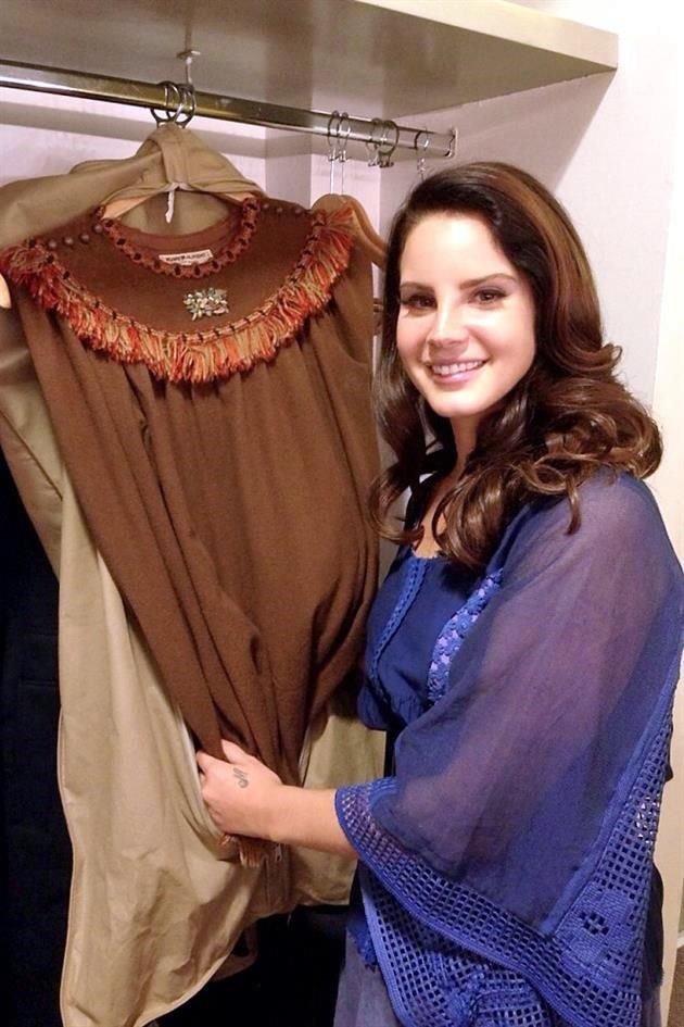 Lana del Rey es una aficionada a la moda, pues incluso diseña sus propios vestuarios.