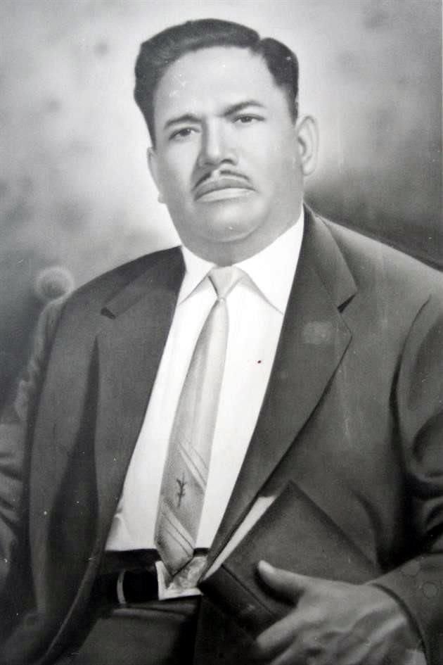 Esto tras la muerte de su padre, Aarón Joaquín González, quien fue el  fundador de la iglesia.