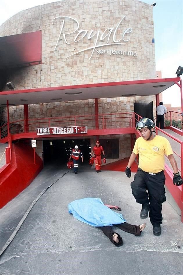 Las unidades del Semefo arribaban al estacionamiento del centro de apuestas y se retiraban repletas de cadáveres, muchos de ellos quemados, otros muertos por asfixia a causa del humo.