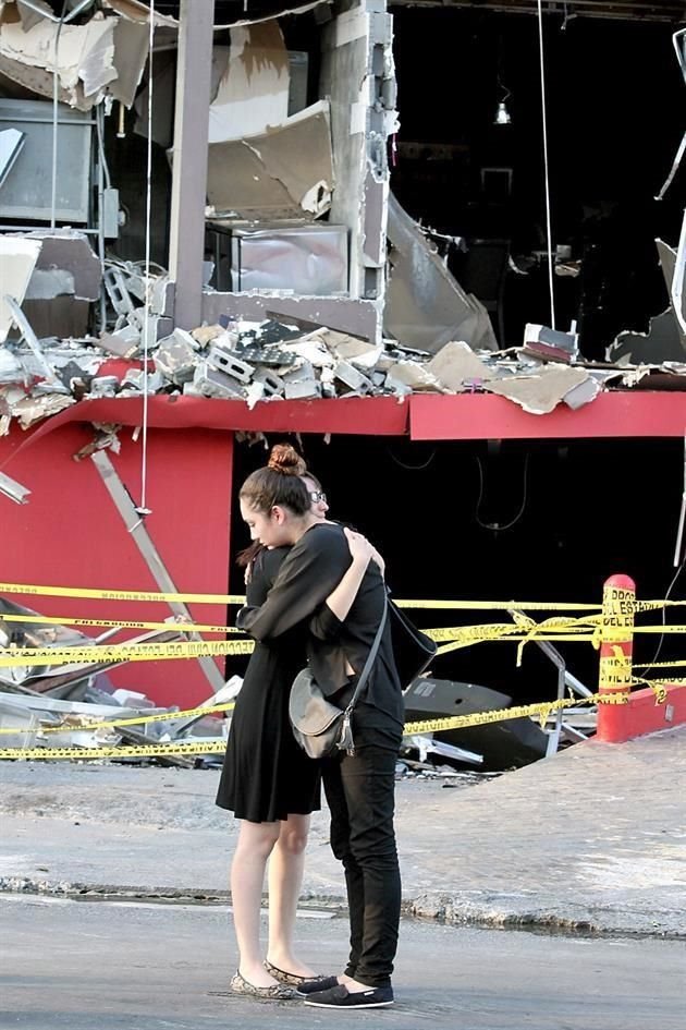 Acompañado de su esposa y el entonces Gobernador Rodrigo Medina, el Ejecutivo federal guardó un minuto de silencio y depositó una ofrenda frente a la fachada del inmueble siniestrado.