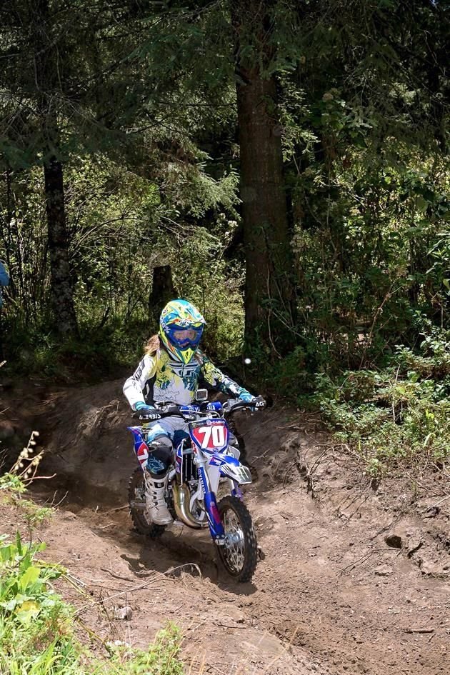 Con 10 años, Christine disfruta maniobrar su moto y sentir su rapidez. 