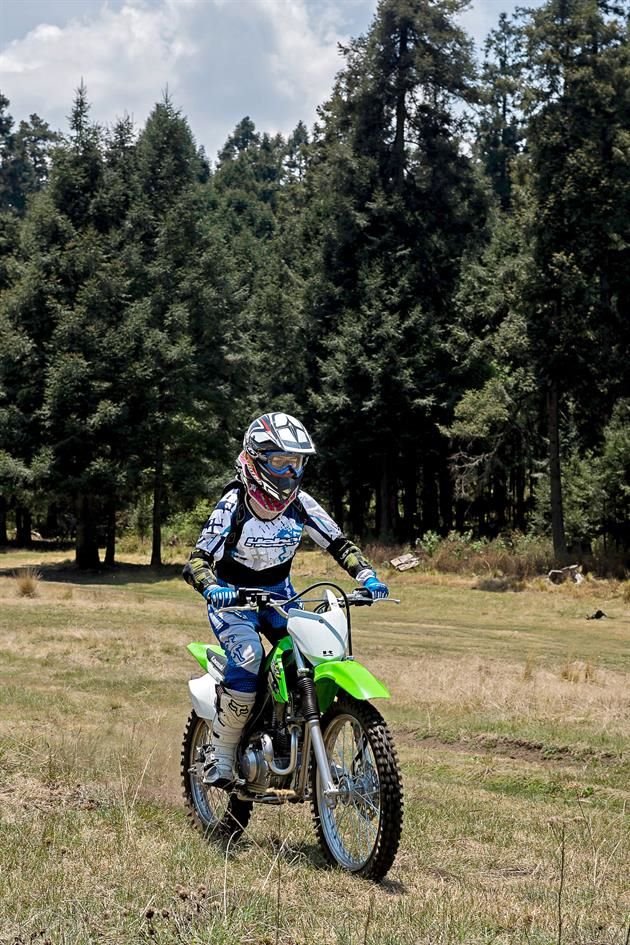 Ximena empezó a andar en moto a los 5 años. 