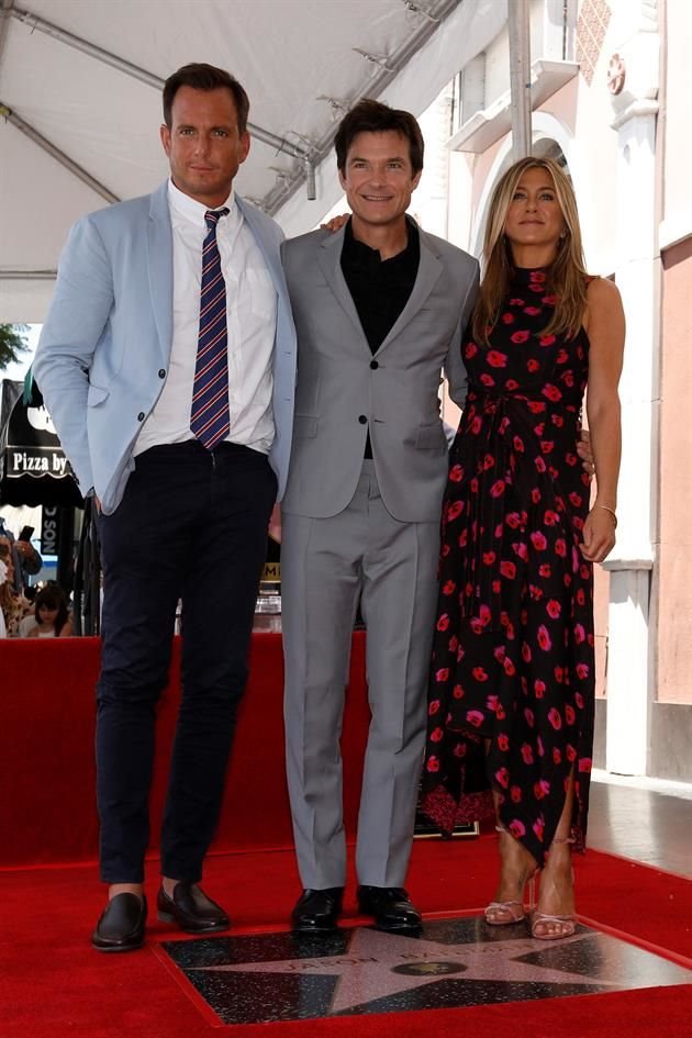 Jason Bateman celebró su logro junto a Will Arnett y Jennifer Aniston.