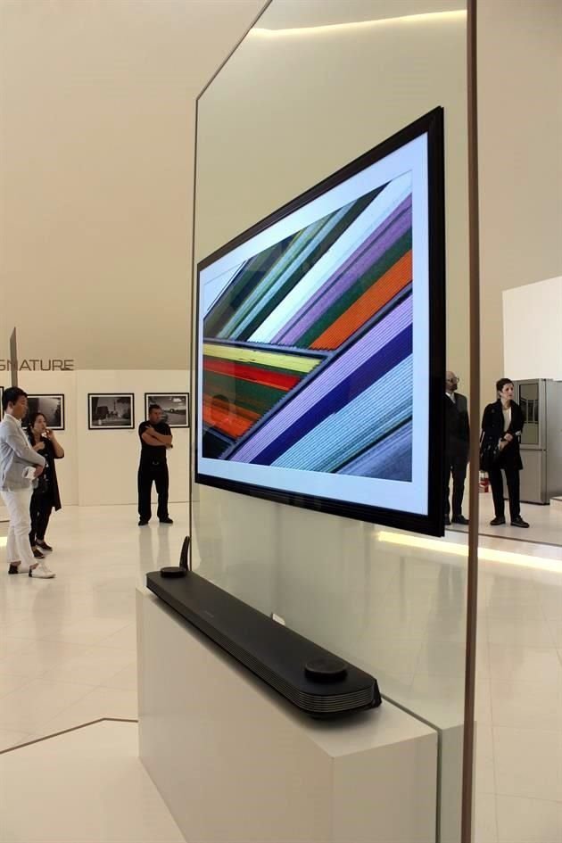 La pantalla OLED TV W8 ha sumado más de 40 premios por su tecnología y diseño al tener sólo 2.57 milímetros de grosor.