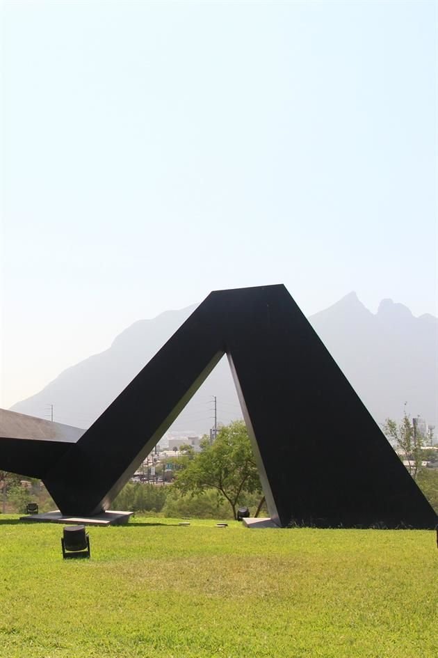 Obra: 'La Serpiente del Eco I' | Artista: Mathias Goeritz.