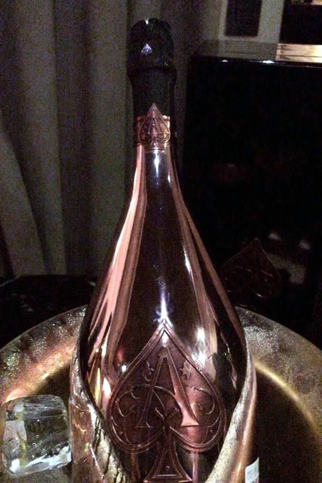 Sólo siete personas llegan a tocar las botellas de Armand de Brignac durante su producción.