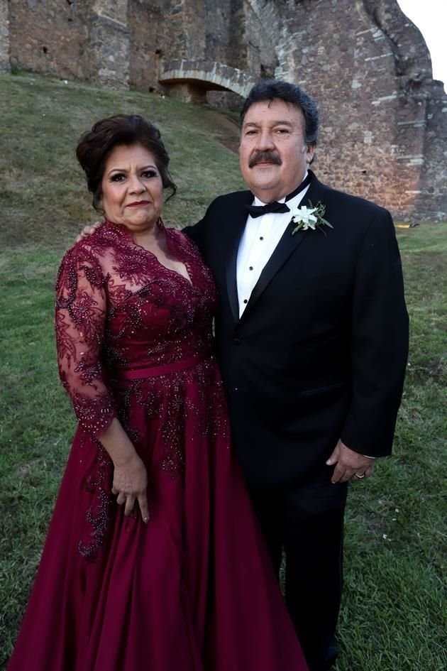 Juan Manuel Fregoso y Xochitl Ramos.