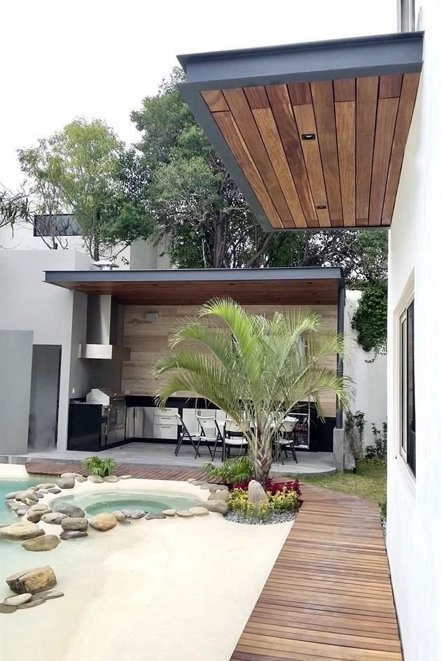 Un deck consiste en una plataforma que está formada por dos elementos.<br>En su base tiene un esqueleto o bastidores y puede ser de madera tratada, aluminio o metálico.