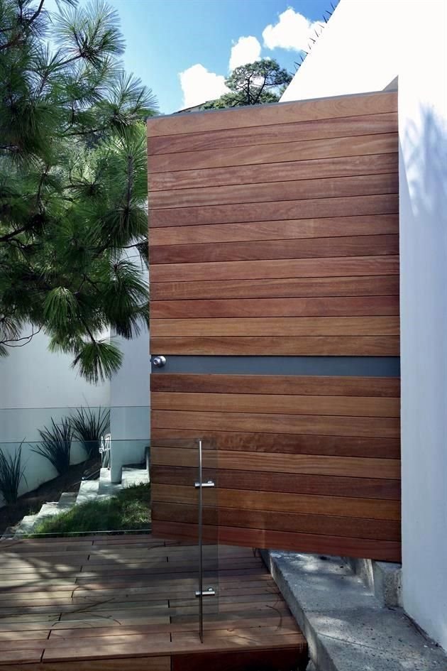 Encima del esqueleto se colocan tabletas rectangulares en madera natural o sintética.<br>Un deck puede ser instalado sobre un piso existente, en un jardín, perímetro de una alberca o en los muros.