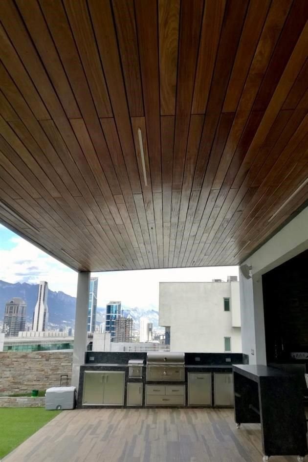 Tanto un deck como una pérgola deben recibir mantenimiento.<br>Por ejemplo, una pérgola de madera tratada requiere una aplicación de sellador dos veces al año.<br>