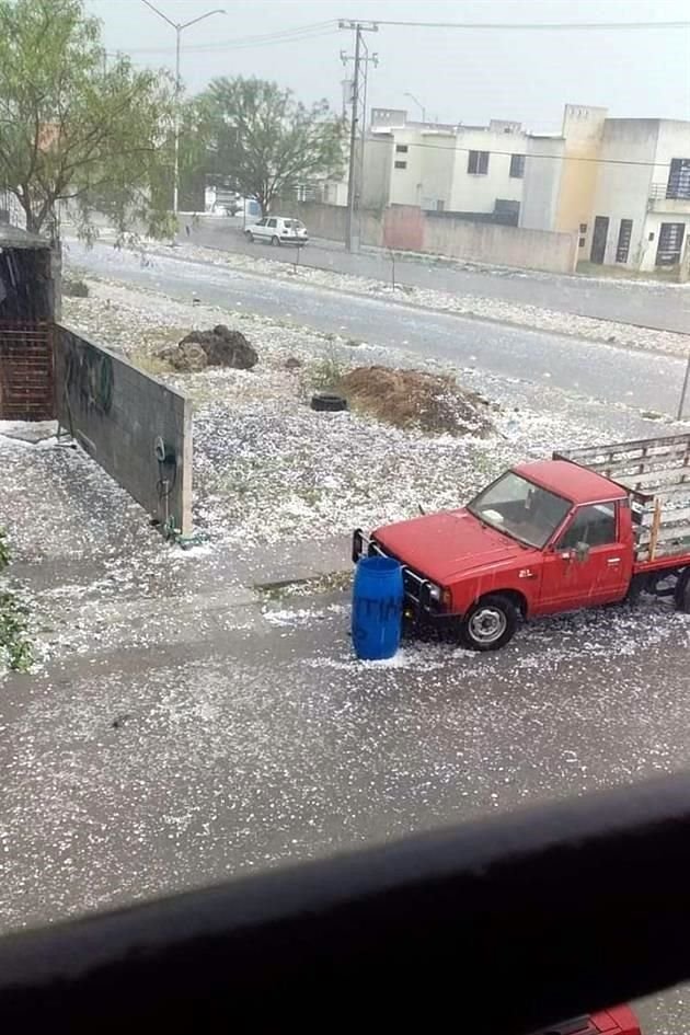 El granizo sorprendió en colonias como Quinta Colonial, en Apodaca.