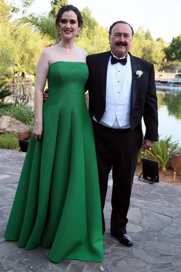 Hermana y papá del novio. Marcela y Enrique Michel