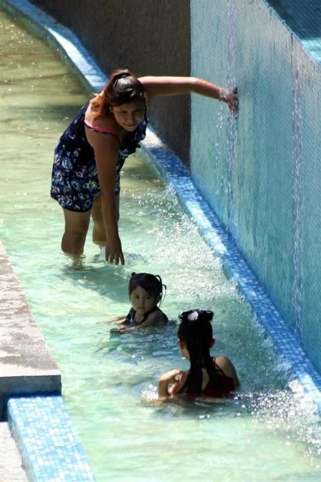 Las fuentes de agua del Paseo Santa Lucía también fueron aprovechadas por familias que se dieron un chapuzón.
