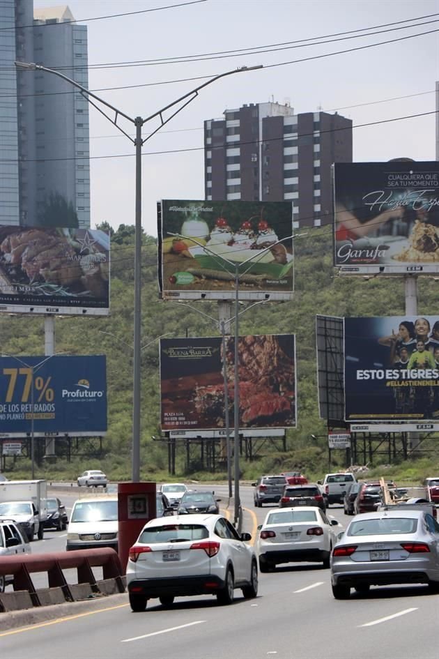 Mientras que del lado regio son decenas de espectaculares los que saltan a la vista de los conductores, en la parte sampetrina es otro el panorama al prohibirse los anuncios.