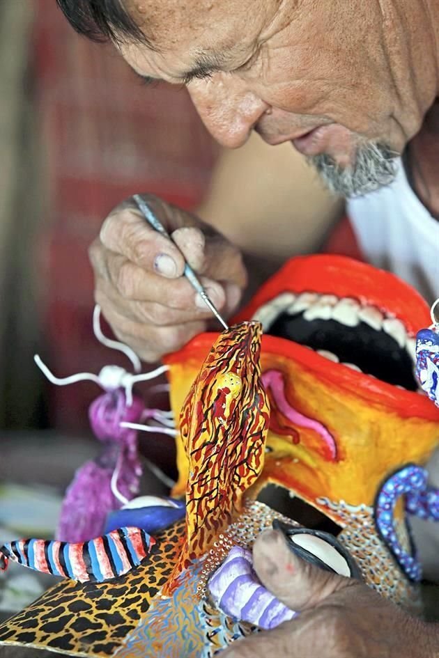 El artesano Martín López Bautista da talleres a niños que desean crear su máscara de tastoán.