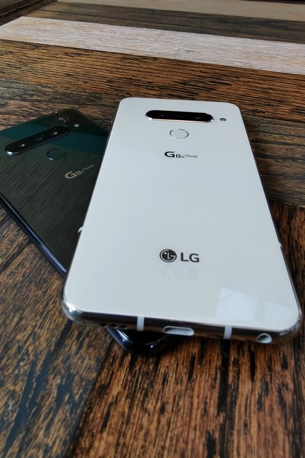 El smartphone cuenta con carga rápida en su puerto USB Tipo-C y tiene un puerto de 3.5mm para conectar audífonos.