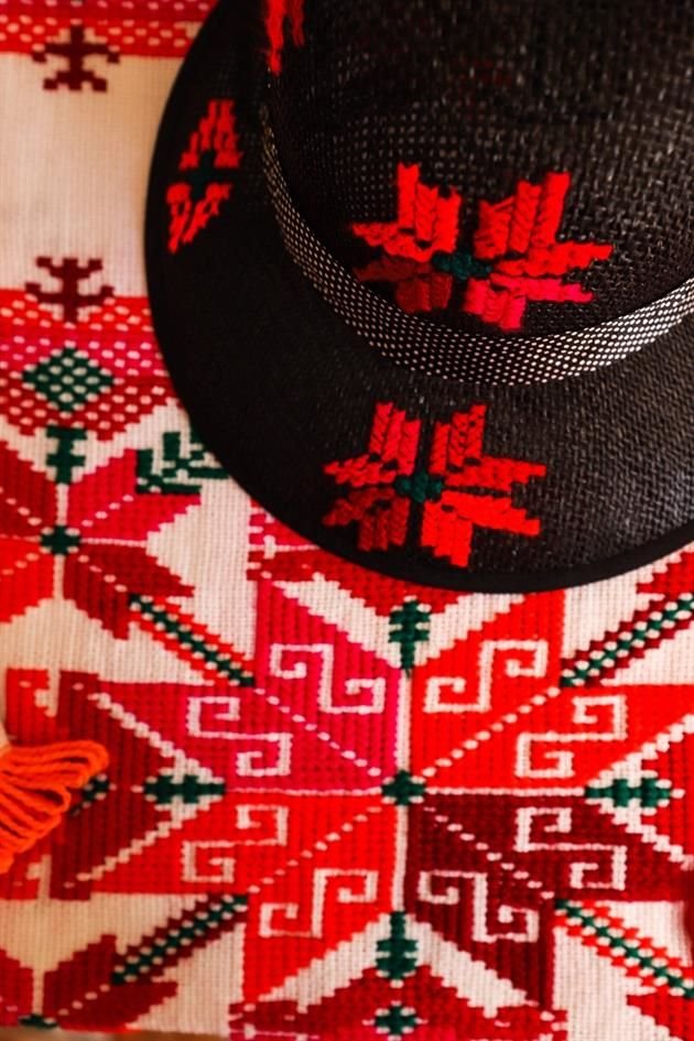 En el Pueblo Mágico de Aquismón, San Luis Potosí, se encuentra el Mercado de artesanías La Mora, en donde se puede observar a las mujeres de la comunidad tének bordando hermosas piezas textiles.