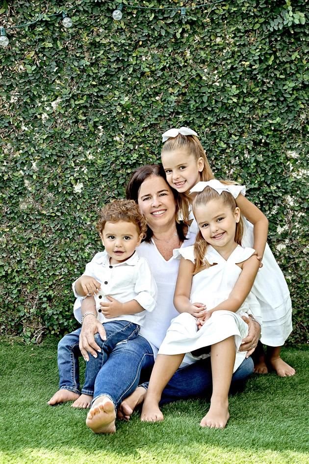 'El amor de los nietos es un amor muy diferente, muy especial', expresa Mireya Esteban, quien aparece con Javier, Juliana y Dominica Vázquez Corona. 