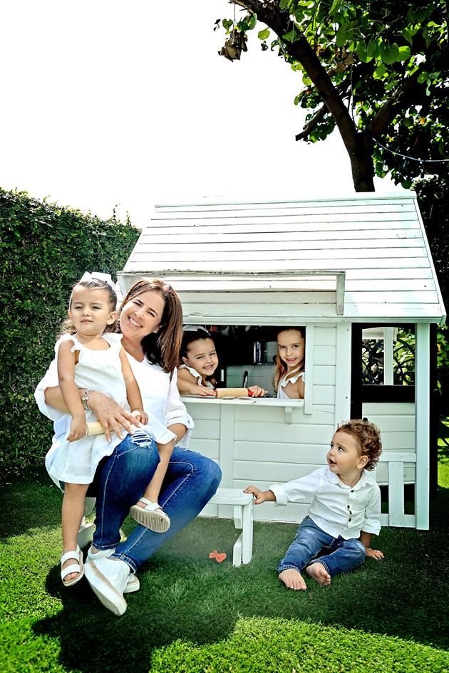 Mikaela Corona, Mireya Esteban, Dominica, Juliana y Javier Vázquez Corona
