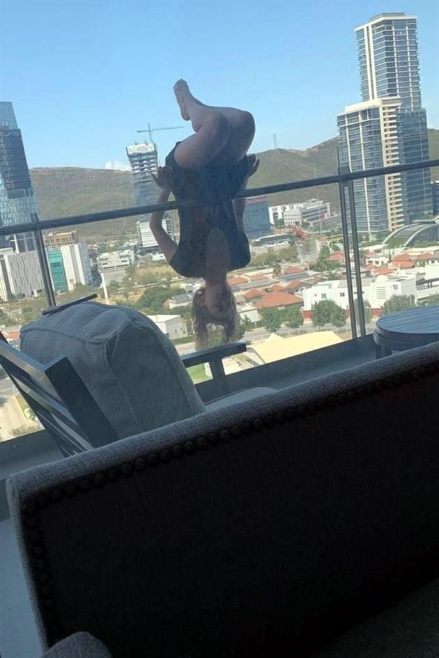  Una imagen viralizada y otras que Alexa tiene en sus redes sociales muestran a la estudiante del Tec de Monterrey en posiciones de yoga colgada del barandal de su terraza y arriba de un caballo, entre otras condiciones de riesgo.
