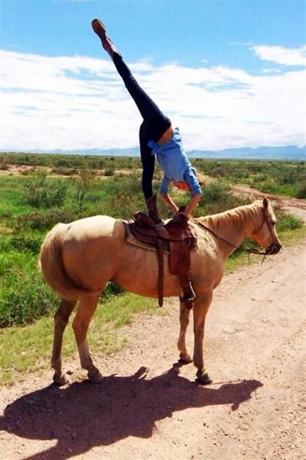  Una imagen viralizada y otras que Alexa tiene en sus redes sociales muestran a la estudiante del Tec de Monterrey en posiciones de yoga colgada del barandal de su terraza y arriba de un caballo, entre otras condiciones de riesgo.