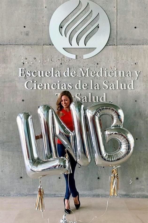  Una imagen viralizada y otras que Alexa tiene en sus redes sociales muestran a la estudiante del Tec de Monterrey en posiciones de yoga colgada del barandal de su terraza y arriba de un caballo, entre otras condiciones de riesgo.
