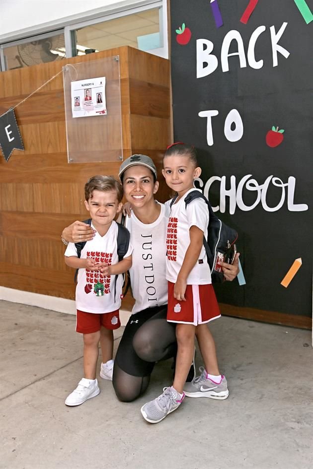 Alejandro  Medina, Alejandra de Alba e Ivana Medina en el Canadian School. 