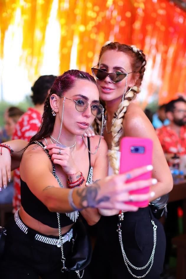 Ana Bekoa y  Florencia Alduncin