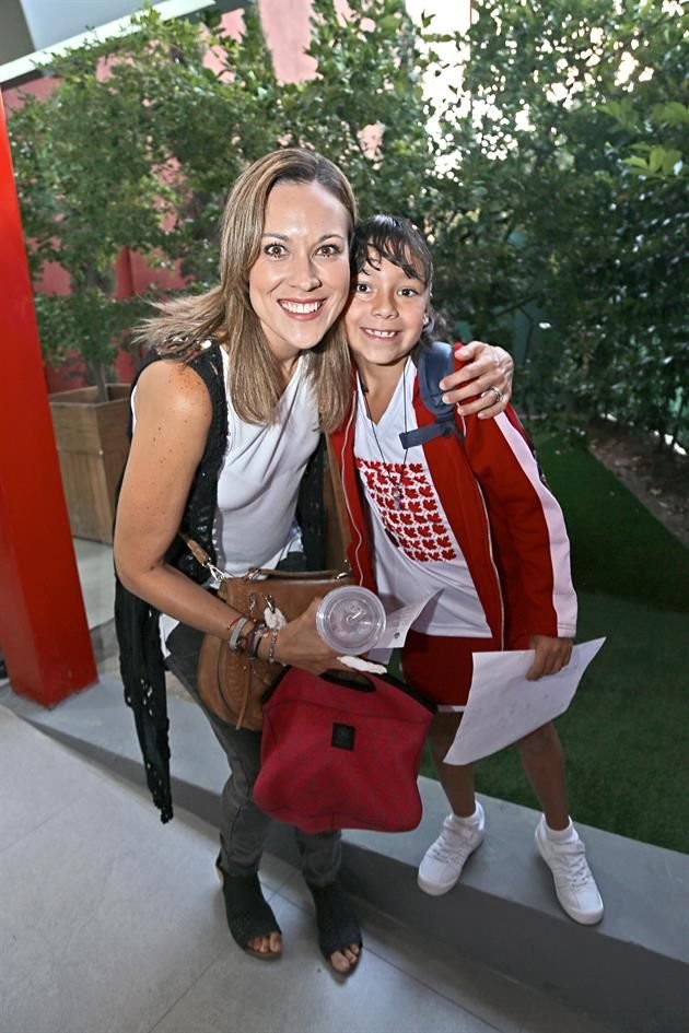 Jessi Rizzo y Allegra Rivera Rizzo en el Canadian School. 