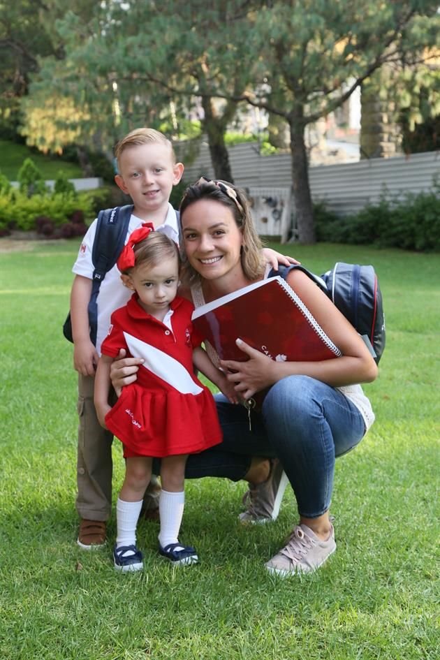 Cristóbal Corona, Julia Corona y Paty Quiroz en el Canadian School. 