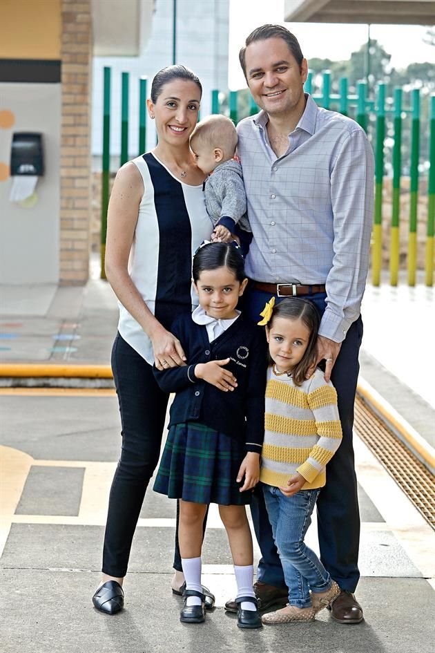 Elena Isaac, Ruth Zepeda, Emilia Isaac, Antonio  y Andrés Isaac en el Instituto Cumbres San Javier.