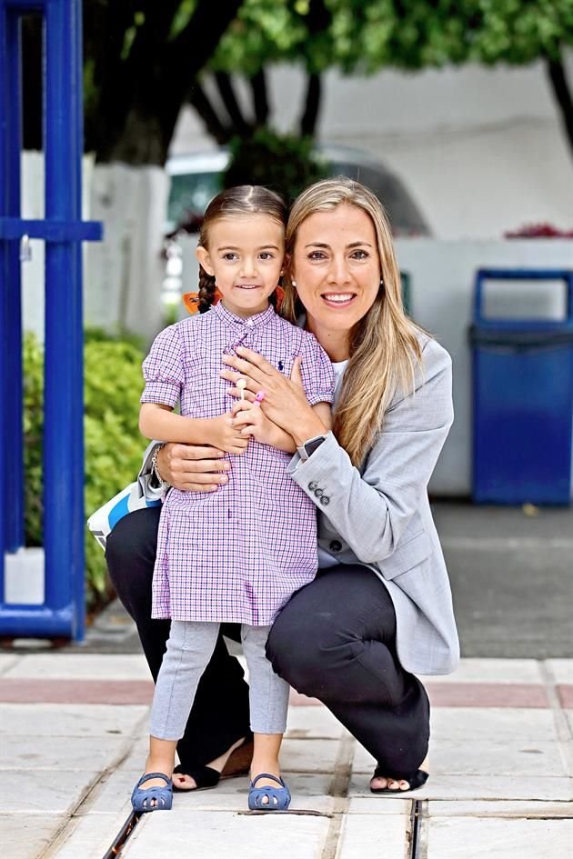Camila Aguilar y Fina Javelly de Aguilar en el Oakhill.