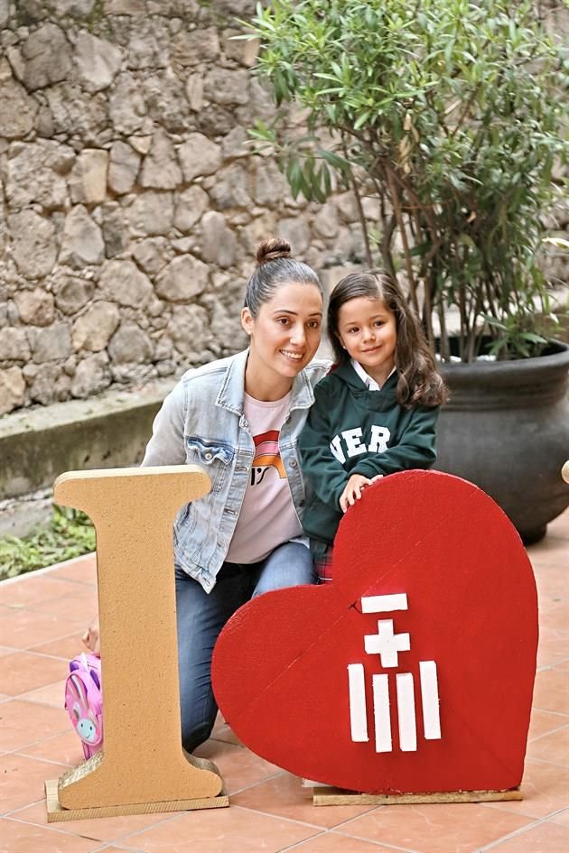 Mónica Veytia y María Emilia Cárdenas en el Instituto de la Vera-Cruz.