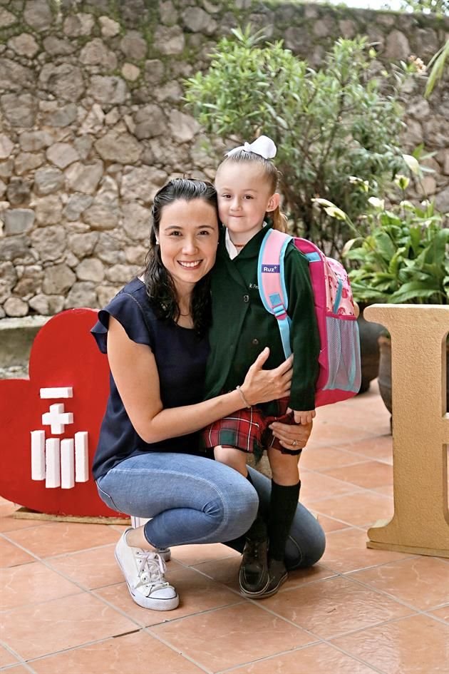 María Fernanda Pérez y Valeria Pérez en el Instituto de la Vera-Cruz.