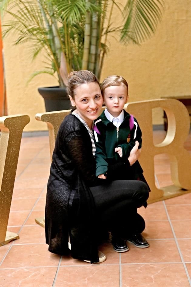 Paulina Vallejo y Jimena Huerta en el Instituto de la Vera-Cruz.