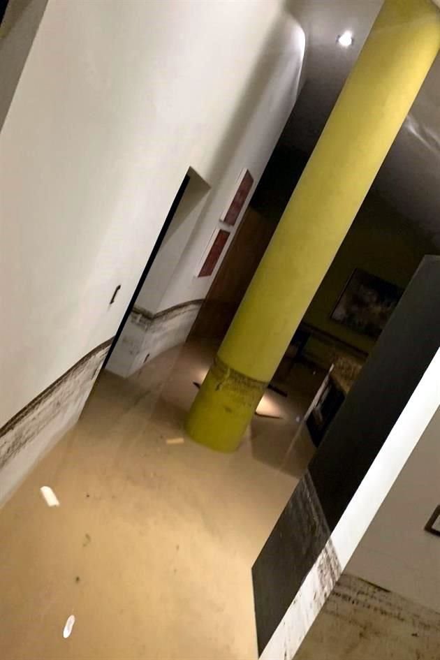 Ante el agua y lodo que se introdujo a la iglesia, se solicitó apoyo a la comunidad con carretillas, palas, trapeadores, escobas y productos de limpieza, además de mano de obra.