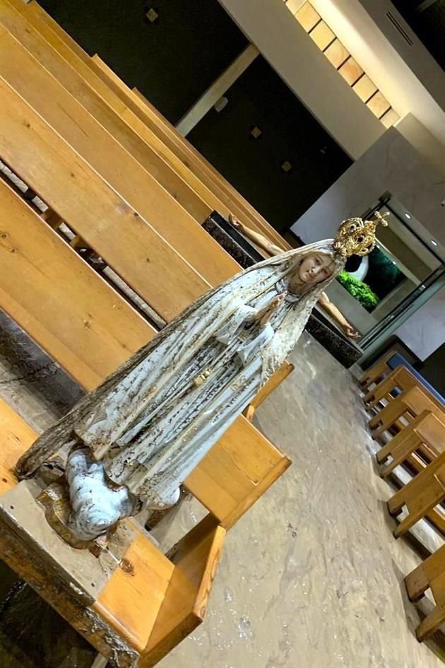 Ante el agua y lodo que se introdujo a la iglesia, se solicitó apoyo a la comunidad con carretillas, palas, trapeadores, escobas y productos de limpieza, además de mano de obra.