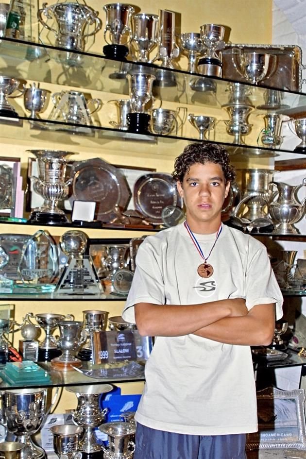 2001. Posando con algunas de las preseas obtenidas durante su carrera.
