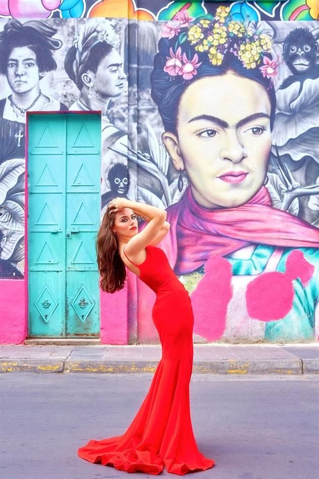 Para celebrar este mes patrio, la street art hunter Karen Mora te lleva a recorrer las obras plenas de mexicanidad del Centro de la Ciudad. FOTO: Linett Ramírez posa en 'La Frida' de Exparte Pixkatl.