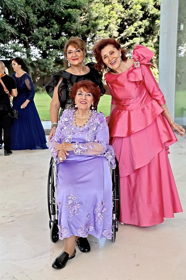 Familia del novio. Saide Zaher, Rosina Yaver y María Cristina Yaver Martínez