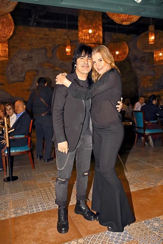 Alex González y Adriana Amutio