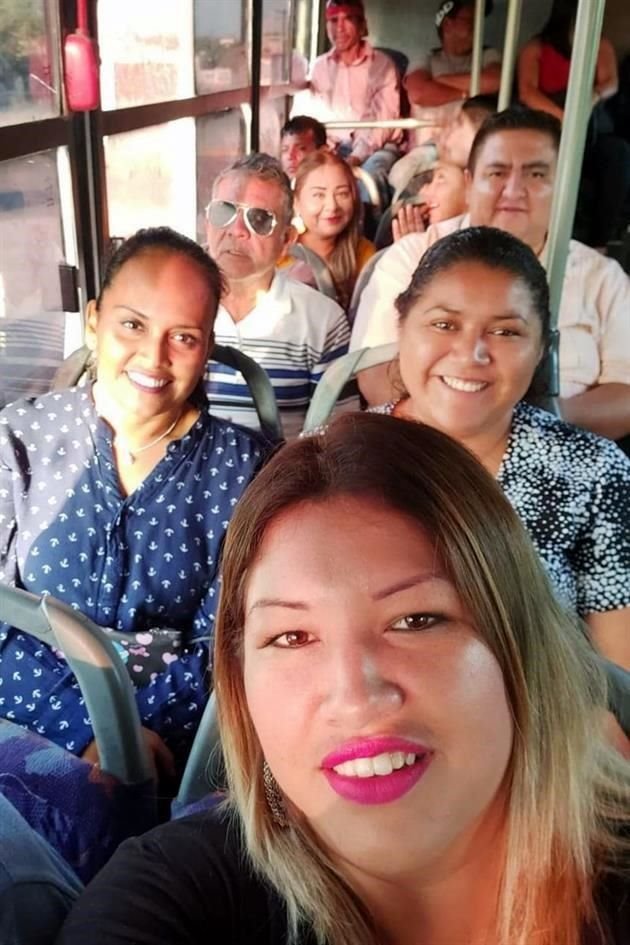 Alejandro Febronio Vázquez, secretario particular del Alcalde de García, y Paula Elena Reyna, coordinadora municipal, mostraron en redes sociales sus acarreos.
