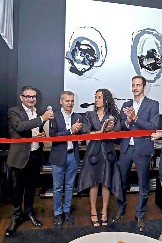 Sofía Barragán y sus socias, Fernanda y Paola Moreno, se incorporaron a los representantes de la marca Désirée para el corte del listón inaugural, realizado por Luigi Lucchetta.