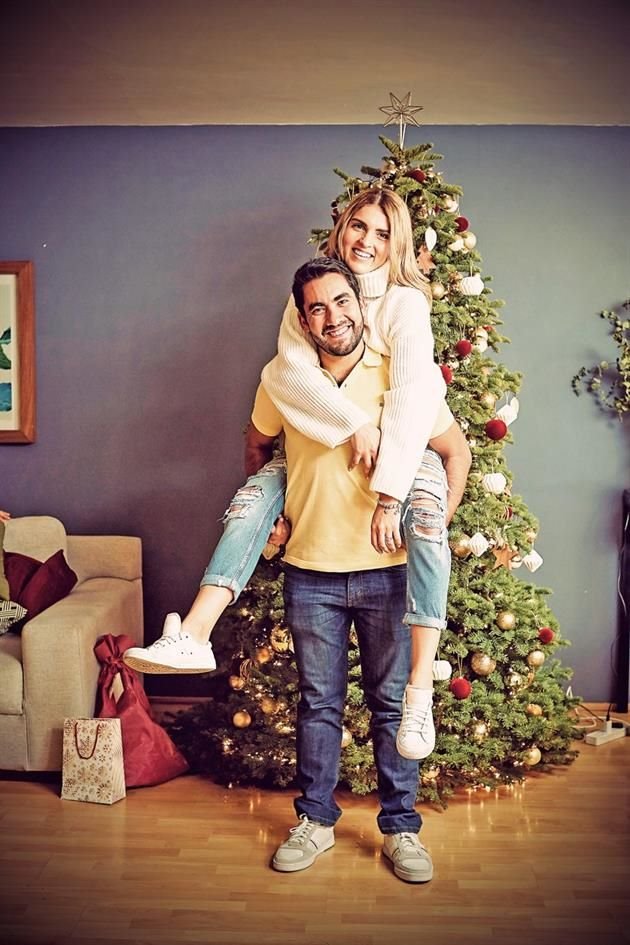 Andrea Espinoza y Luis González. Son esposos; ella es prima hermana de Enrique.