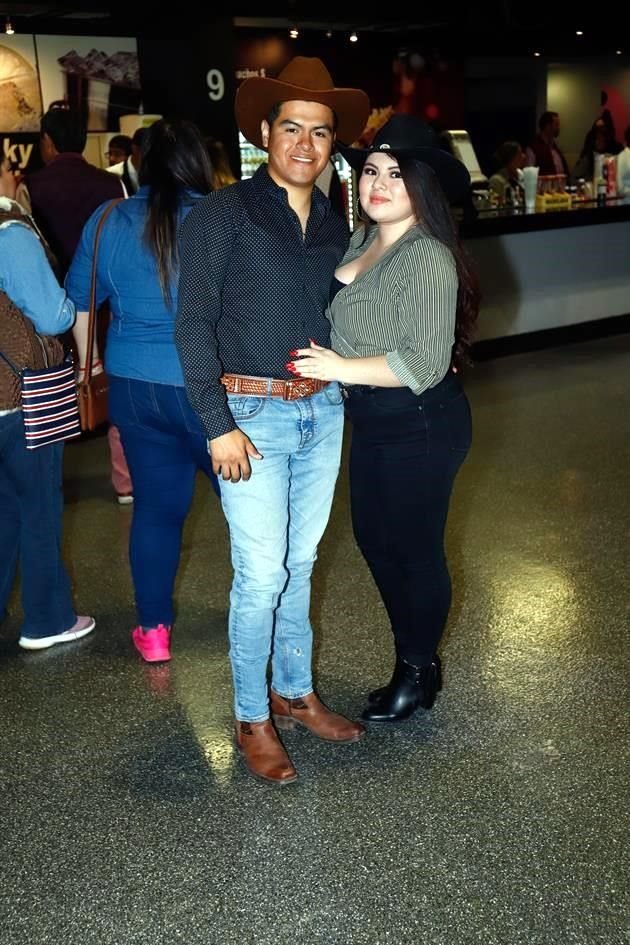 Asael Contreras y Jennifer Mora