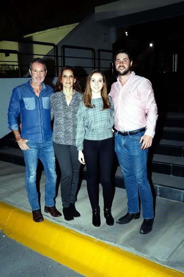 Gerardo Sánchez, Oralia Martínez de Sánchez, Diana Sánchez y Jaime Odriozola