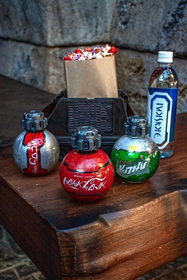 Refrescos de cola con un envase singular, leche verde y azul, y asado de ronto son algunos de los platos que se sirven en Batuu.