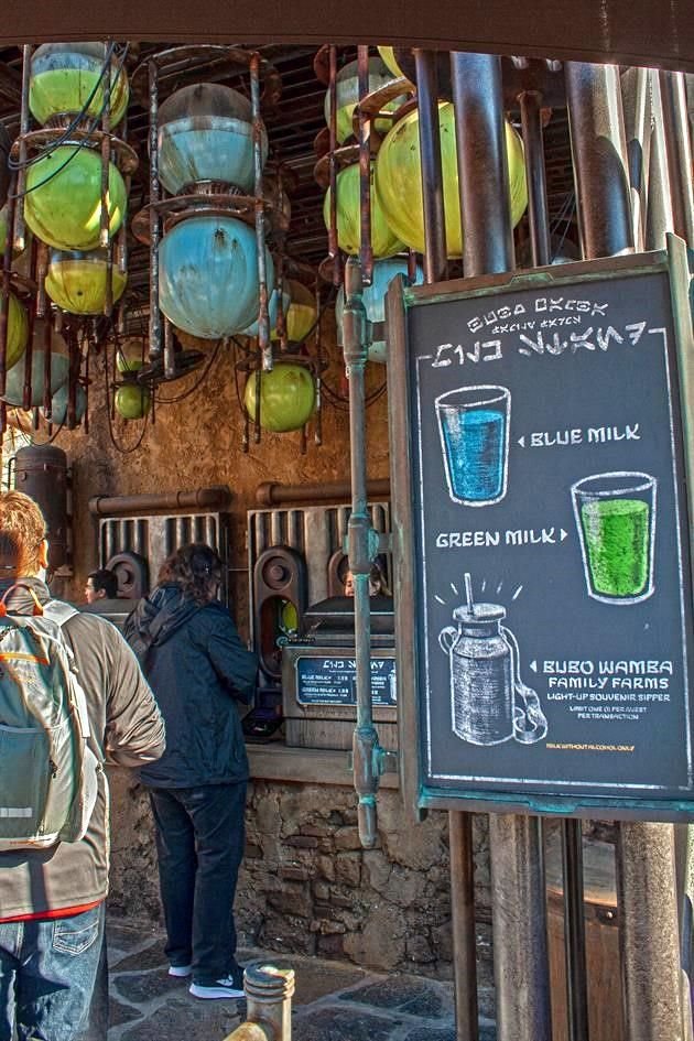 Refrescos de cola con un envase singular, leche verde y azul, y asado de ronto son algunos de los platos que se sirven en Batuu.
