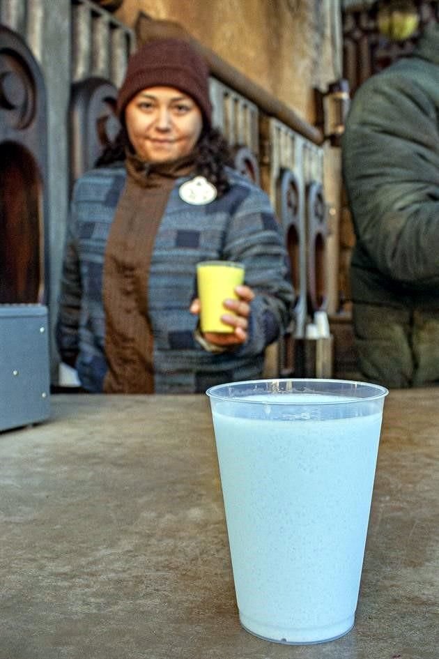 Refrescos de cola con un envase singular, leche verde y azul, y asado de ronto son algunos de los platos que se sirven en Batuu.