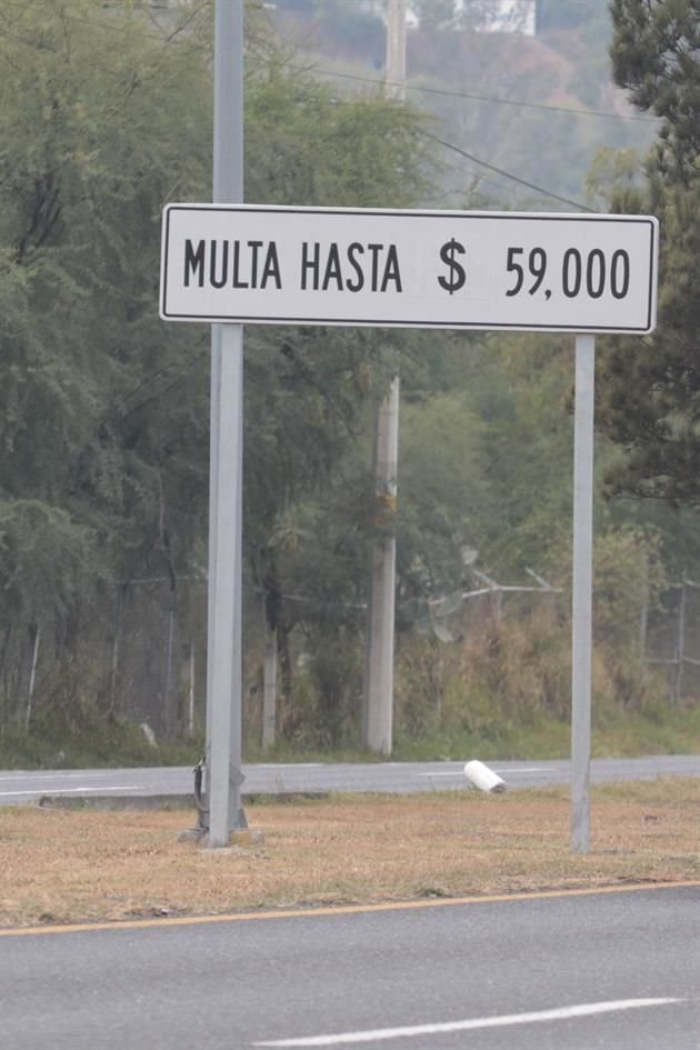 En varios puntos de la carretera, en Monterrey, hay señalamientos advirtiendo de multas de hasta 59 mil pesos.